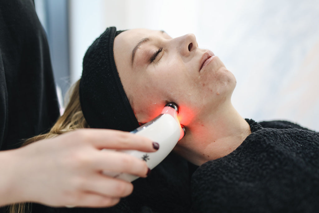 Targeted facial light treatment — red light therapy wand