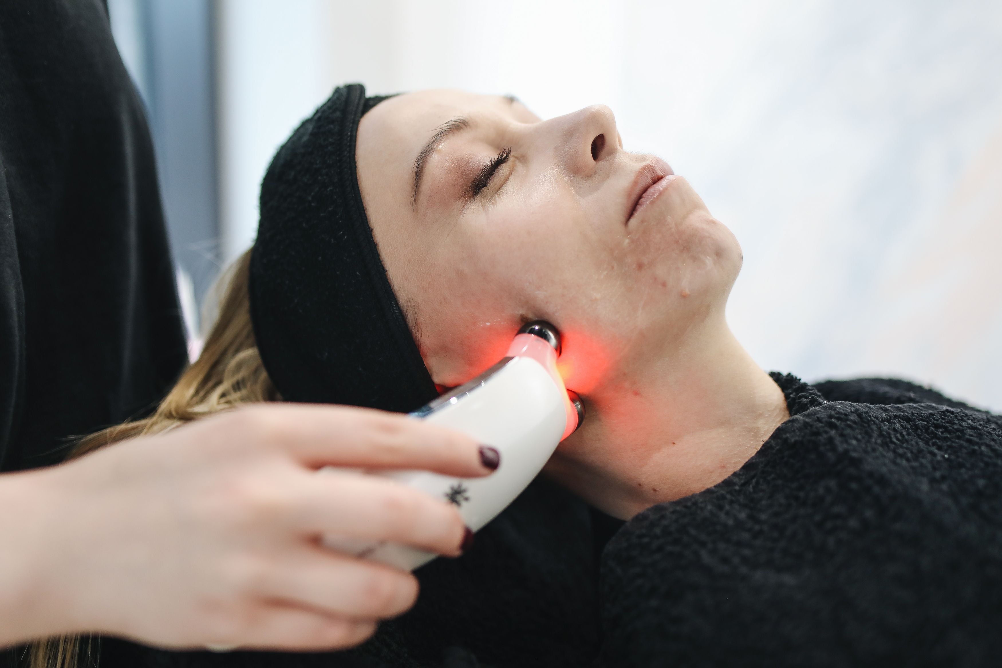 Targeted facial light treatment — red light therapy wand
