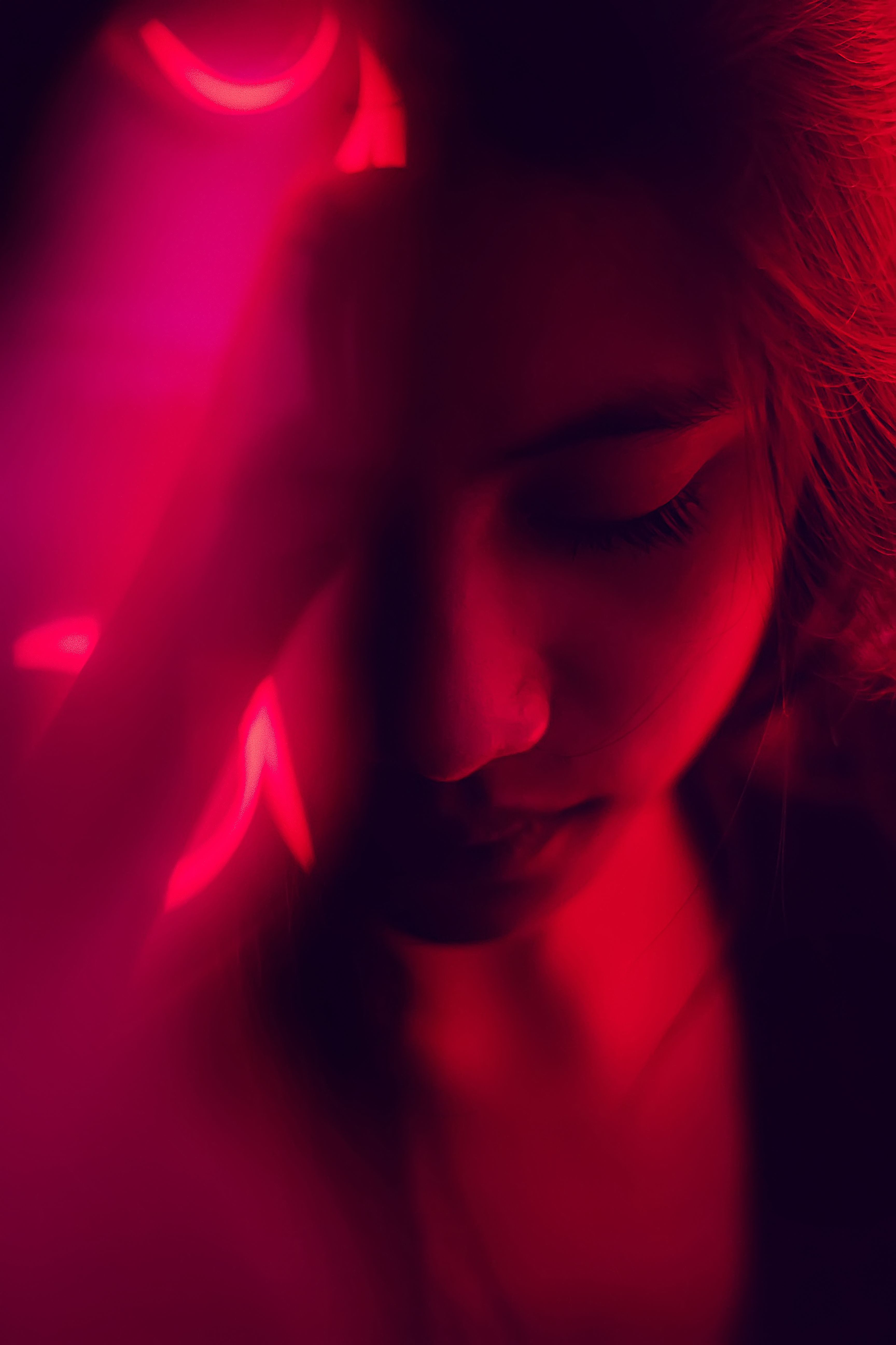 Red light therapy session — 650nm wavelength for scalp care